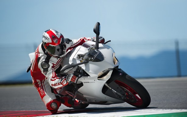 SBK-899-Panigale_2014_dengiu_desmodengiu_16