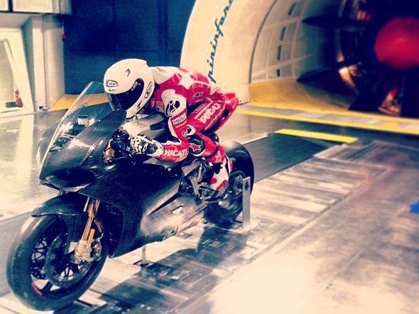 dengiu_ducati_1199_panigale_superbike_2014_chaz_davies_galleria_vento_pininfarina