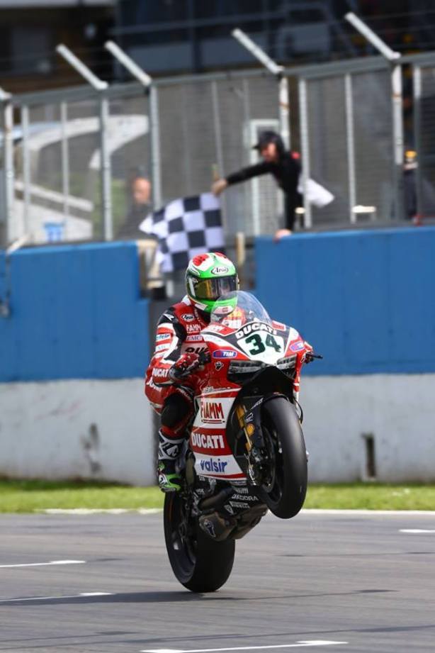 dengiu_Superbike_Inghilterra_Donington_Park_2014_Ducati_Team_Giugliano_Davies_14