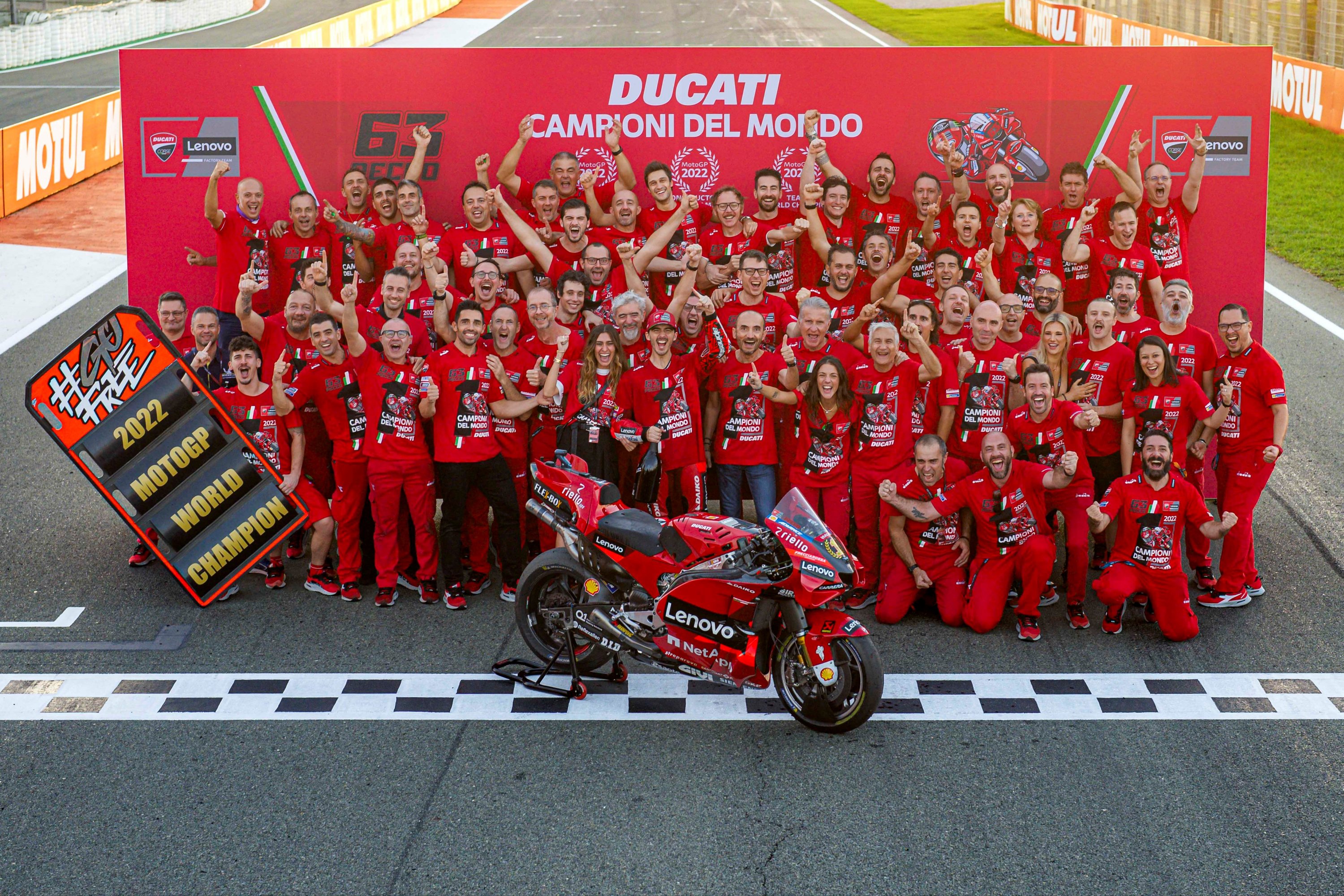 Francesco Bagnaia e Ducati Campioni del Mondo MotoGP 2022 | DesmoD.E.N ...